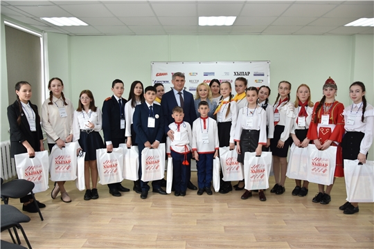 Олег Николаев впервые провел пресс-конференцию на чувашском языке для юнкоров газеты «Тантӑш»