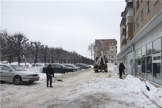 В Калининском районе Чебоксар не прекращаются работы по расчистке дорог от снега