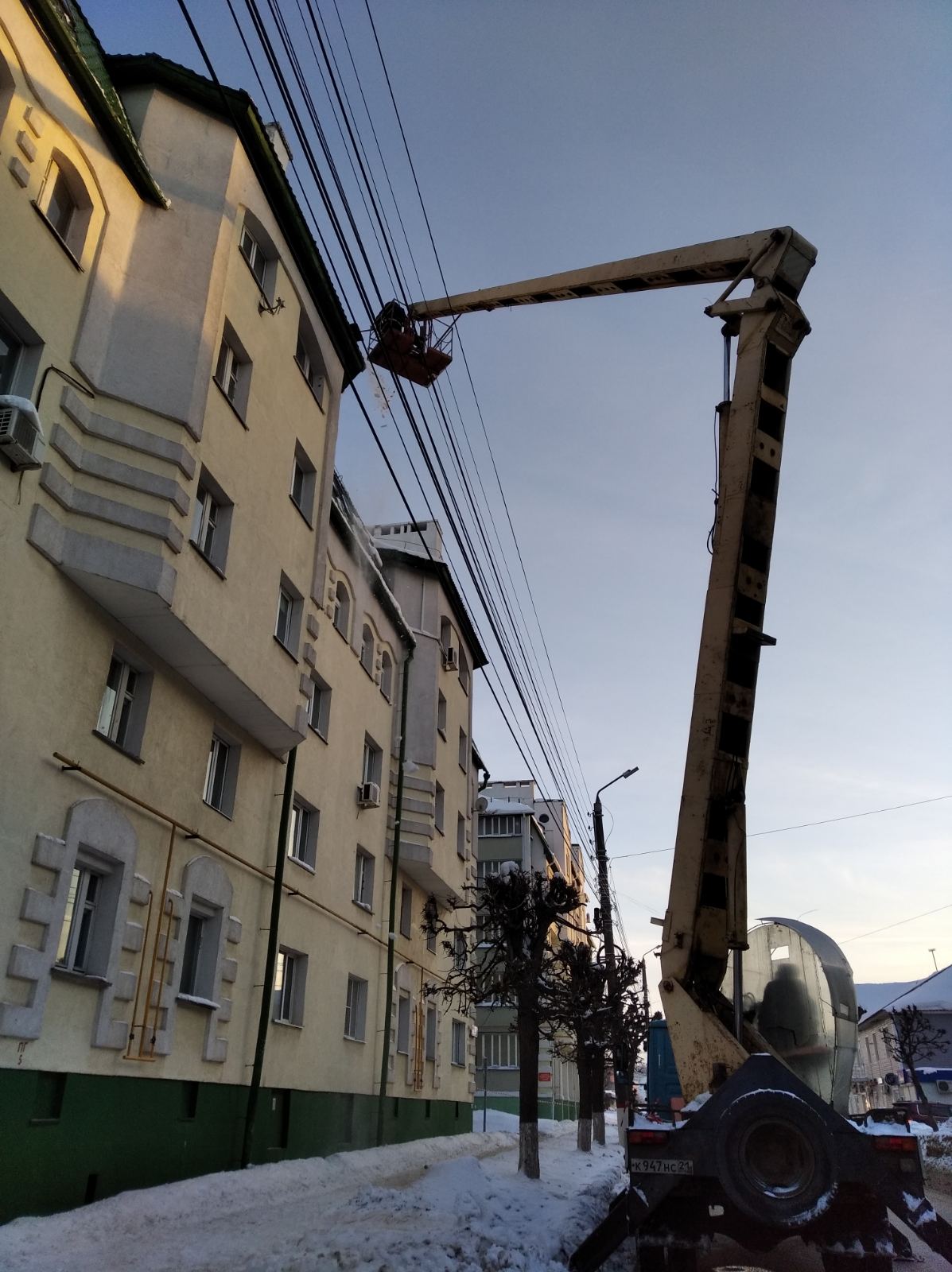 В Калининском районе освобождают крыши домов от снежно-ледяных наростов |  Управа по Калининскому району администрации города Чебоксары