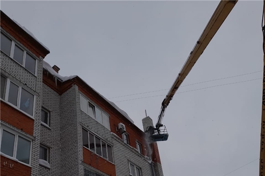 В Чебоксарах ведётся усиленная борьба со снежными глыбами, наледями и сосульками