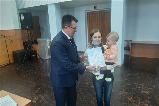 В рамках нацпроекта «Жилье и городская среда» в 2022 году 17 молодых семей Калининского района улучшат свои жилищные условия