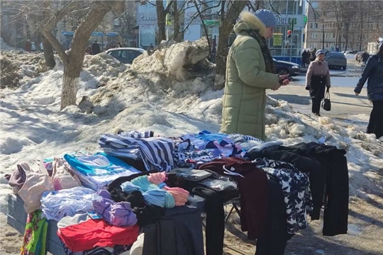 В Калининском районе мобильные группы продолжают выявлять факты несанкционированной торговли