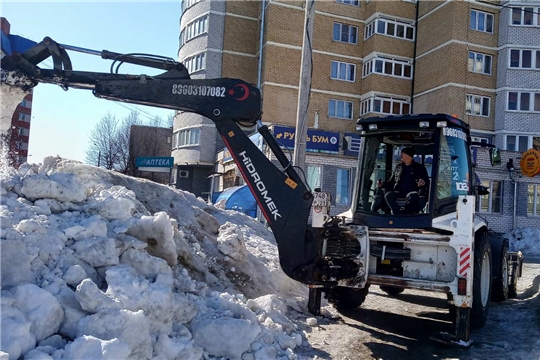 В Чебоксарах ведутся работы по ворошению снега