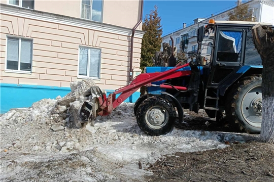 Весенний экологический месячник начался с работ по ворошению снега и уборке случайного мусора