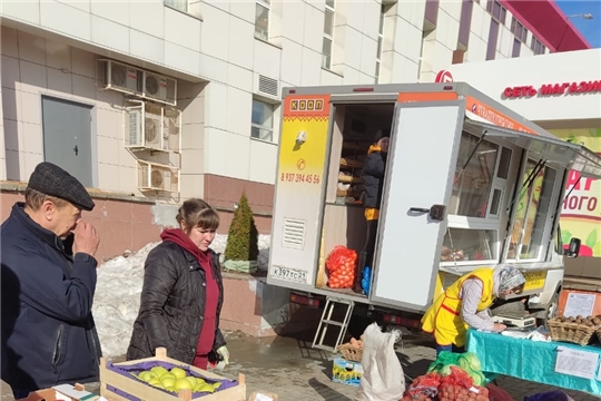 На площадке возле универмага «Шупашкар» продолжается ярмарка «Выходного дня»