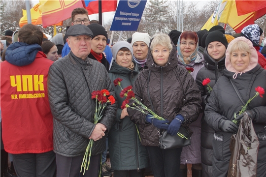 В Мемориальном комплексе "Победа" возложили цветы в память о россиянах, погибших при исполнении воинского долга