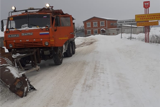 Уборка снега в районе продолжается