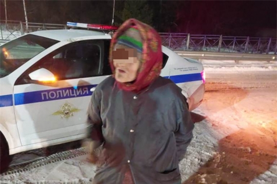 Полицейские пришли на помощь пожилой женщине, которой грозила опасность