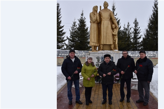 Всероссийская акция «Цветы к каждому воинскому мемориалу защитникам Отечества» в Красноармейском муниципальном округе