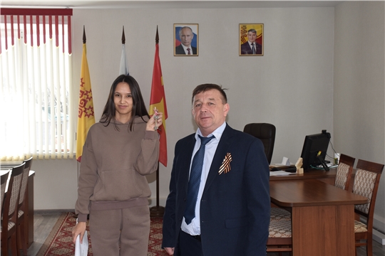 Глава Красноармейского муниципального округа Б.В. Клементьев вручил ключи от квартиры