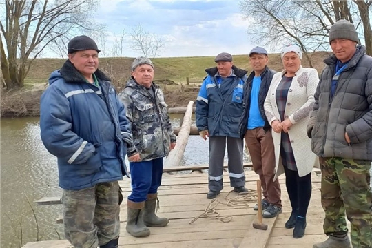 Глава Красноармейского муниципального округа Б.В. Клементьев принял участие в строительстве переправы