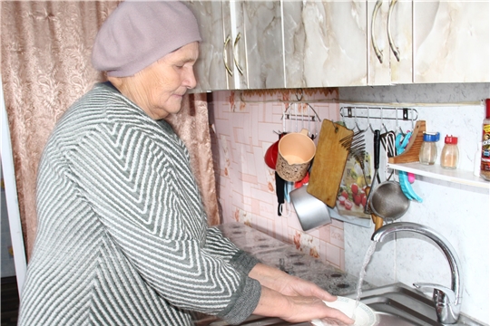 В дома жителей деревни Малые Атмени начала поступать питьевая вода
