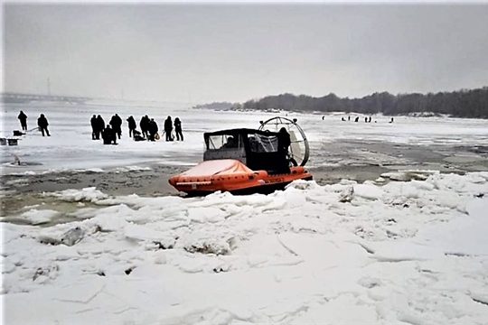 Сотрудники ГИМС МЧС России напоминают жителям республики правила поведения на льду