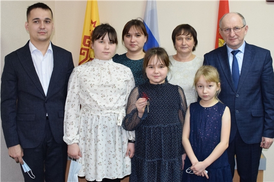 В преддверии Нового года двенадцать детей-сирот и одна многодетная семья получили ключи от новых квартир