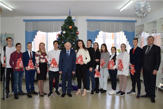 Новый год и «Елка желаний»: отличники в учебе получили подарки от главы администрации района 