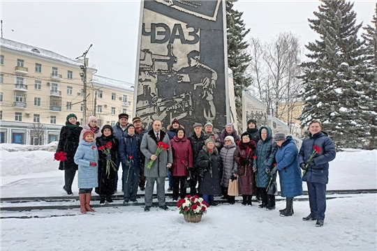 В Ленинском районе состоялось мероприятие по возложению цветов к стеле «Город трудовой доблести»