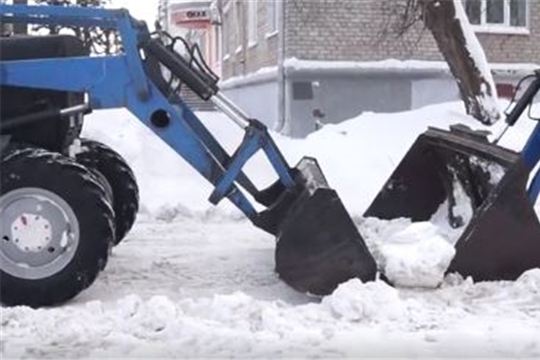 Уборка снежных куч по улице Энгельса