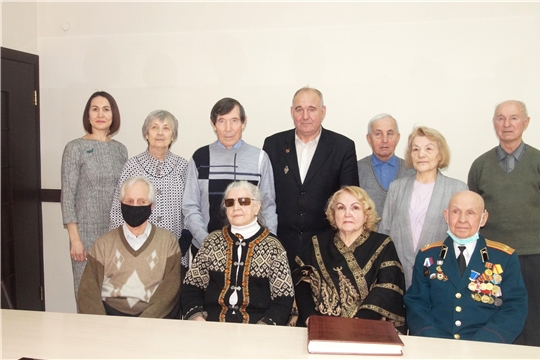 Ленинский районный Совет ветеранов передал конкурсный альбом Совету ветеранов Калининского района