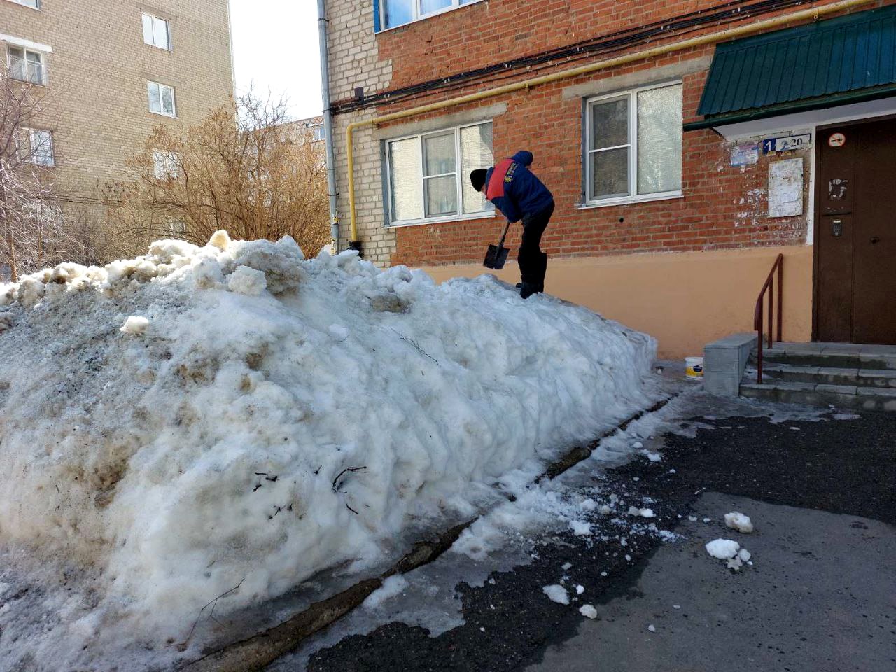 В Ленинском районе начались работы по ворошению снега и уборке мусора |  Управа по Ленинскому району администрации города Чебоксары