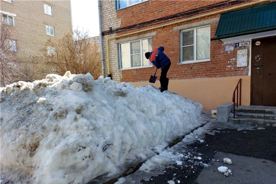 В Ленинском районе начались работы по ворошению снега и уборке мусора