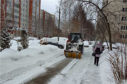 В связи со снегопадом в Чебоксарах усилена работа по расчистке дворовых и межквартальных территорий