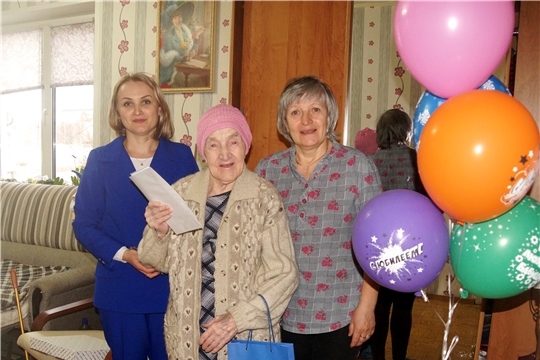 Жительница Ленинского района Нина Захарченко празднует свое 90-летие