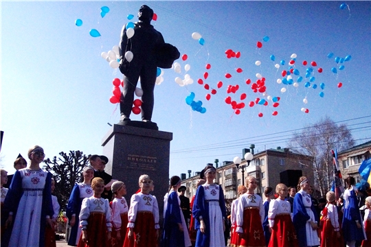 Ленинский район принял участие в церемонии возложения цветов к памятникам Юрию Гагарину и Андрияну Николаеву