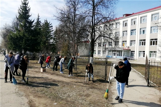 Студенты и преподаватели ЧТТПиК дружно вышли на весенний субботник