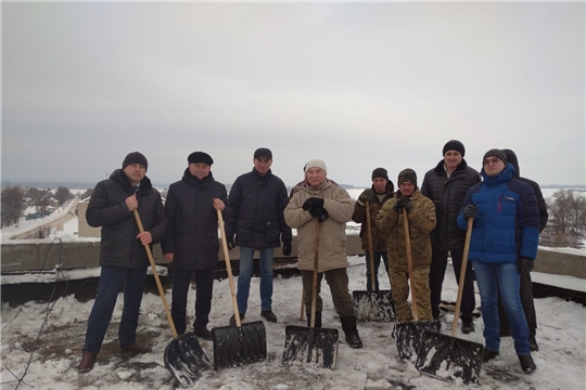 На крыше дома 89 по улице Николаева в городе Мариинский Посад организованы регулярные субботники по очистке снега