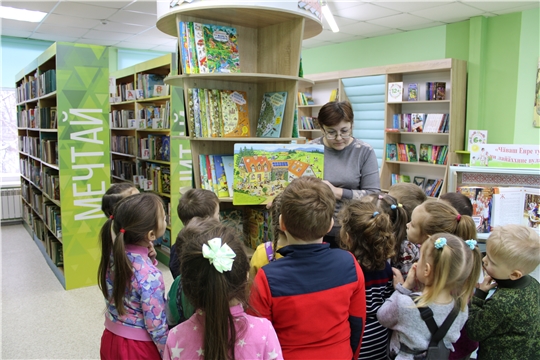 Обновленную детскую библиотеку посещают воспитанники МБДОУ ЦРР-д/с «Рябинка»