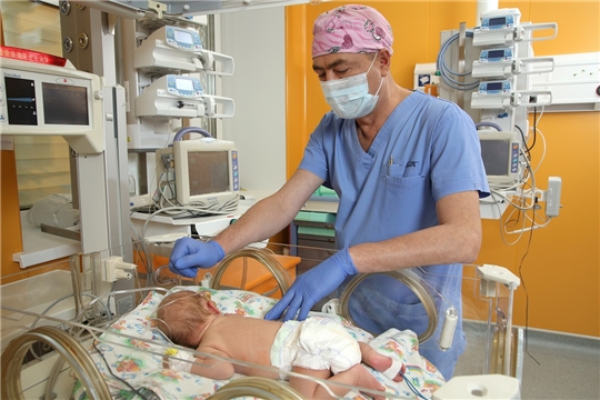В Чувашии детские хирурги спасли жизнь недоношенного младенца, проведя экстренную операцию