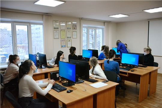 Студенты Чебоксарского медицинского колледжа и его филиала усилили службу единого номера «122»