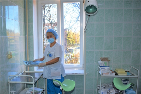 Медицинская сестра перевязочной Президентского перинатального центра Гусева Луиза Христофоровна 50 лет в медицине