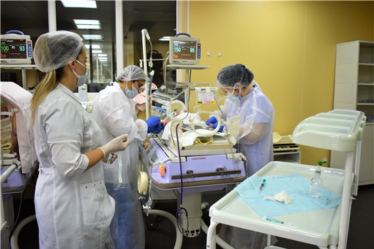 Четыре месяца чебоксарские врачи боролись за жизнь и здоровье глубоко недоношенного ребенка