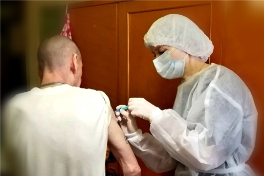 Жителям Чувашии продолжают делать прививки от COVID-19 на дому