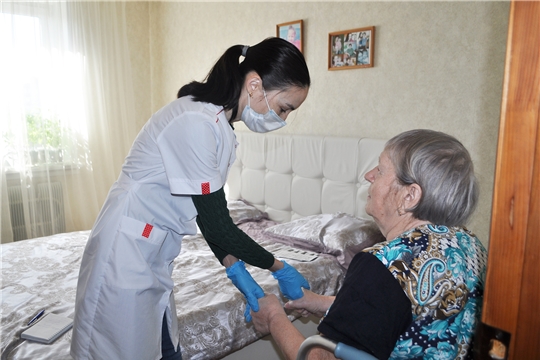 Врачи ГКБ №1 проводят медицинские осмотры ветеранов на дому