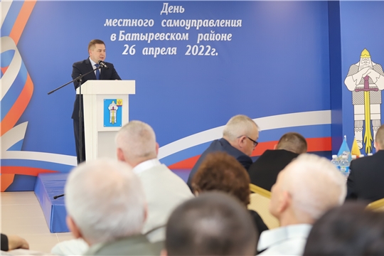Вице-премьер Правительства Чувашии - министр здравоохранения Владимир Степанов поздравил работников местного самоуправления Батыревского района