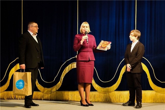 В Русском драмтеатре вручили подарки десятитысячному «пушкинцу»