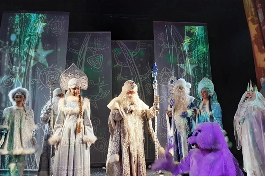 В Чувашском государственном театре кукол состоялся парад Дедов Морозов и Снегурочек