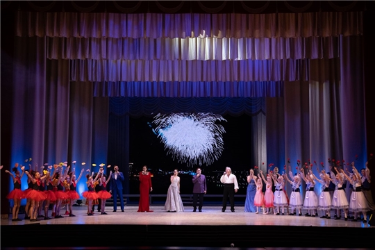 Артисты театра оперы и балета поздравили чебоксарцев с Международным женским днем