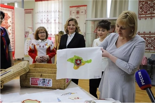 Музей чувашской вышивки передал фабрике фрагменты "Вышитой карты России"