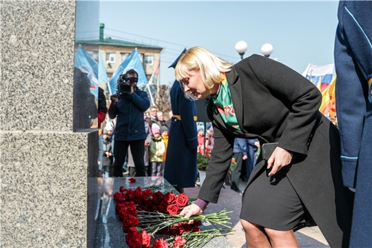 Светлана Каликова возложила цветы к памятнику летчика-космонавта Андрияна Николаева