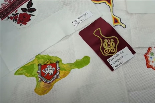 8 вышивальщиц Чувашии соединят фрагменты "Вышитой карты России" в единое полотно
