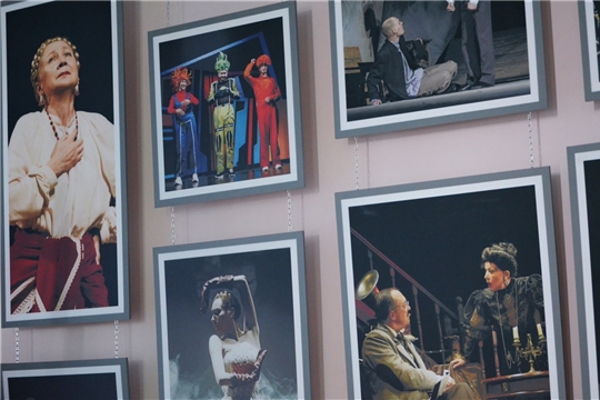 В Русском драматическом театре открылась галерея фотографий, приуроченная к 100-летнему юбилею