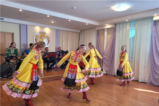 Чувашский госансамбль песни и танца поддержал беженцев из Донбасса