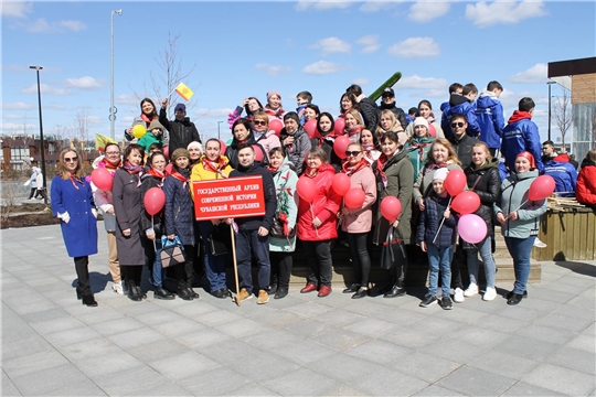 Сотрудники Госархива современной истории Чувашской Республики приняли участие в традиционном первомайском шествии