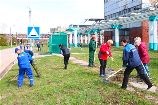 Химики провели субботники в городе и на предприятии