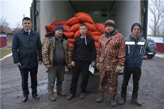 Аграрии Батыревского района Чувашии отгрузили тонну лука-севка для аграриев Донецкой и Луганской народных республик