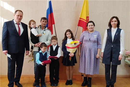 Cемья Башкировых из Шумерли  награждена медалью ордена "Родительская слава"