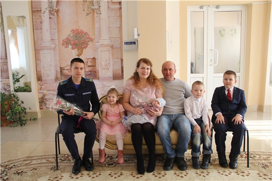 В отделе ЗАГС администрации Шемуршинского района прошло чествование многодетной семьи Матвеевых